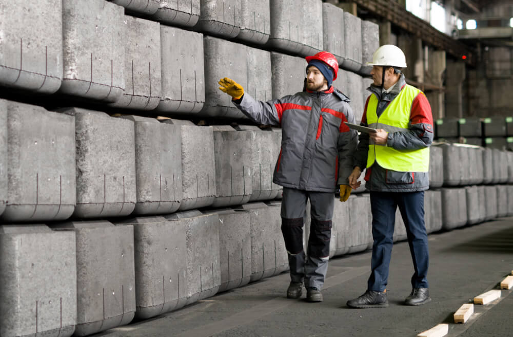 img-men-in-warehouse Two men in warehouse