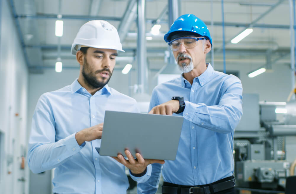 img-working-people Two people discussing